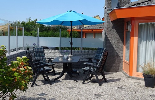 Julianadorp aan zee House | Cozy Vacation Home Steps from North Sea Beach with Pool