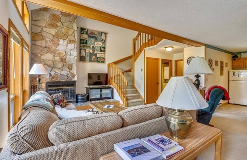 Davis Condo | Ideal Lodging at Pet-Friendly 2 Bedroom Condo in Deerfield Village