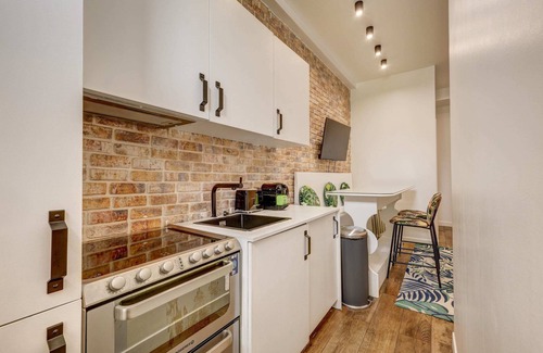 Passerelle Apartment | Inviting 2BD/2BTH Retreat Near Gare de Lyon with Spa