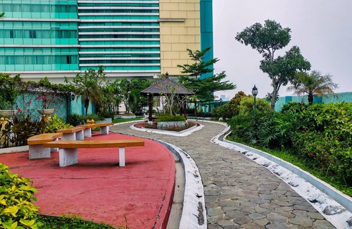 Chinatown Apartment | Cozy 2BR Green Central City Apartment with Pool & Kitchen