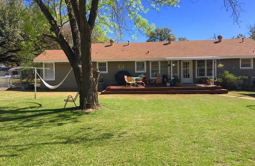 Dean Highland House | Welcoming 3-Bedroom Retreat Near Magnolia Silos, Waco