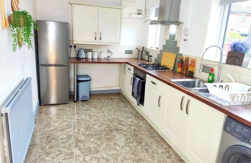 Chapeltown House | Modern 3-Bedroom Leeds Beach House with Spa and Ocean View