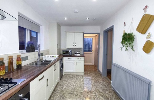 Chapeltown House | Modern 3-Bedroom Leeds Beach House with Spa and Ocean View