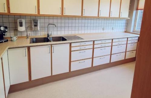 Skive Municipality Villa | Inviting 3-Bedroom Villa with Free Parking & Dining Options