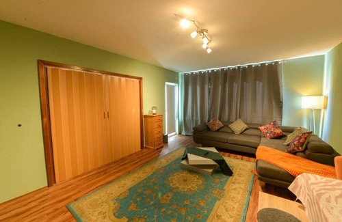 Region Hannover District Apartment | Cozy 3-Room Apartment Perfect for Messe Fair Visitors