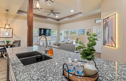 Galena Park House | Stylish 3Bd Home with Spa & Ocean View Near Houston Hobby