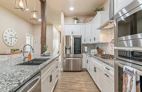 Galena Park House | Stylish 3Bd Home with Spa & Ocean View Near Houston Hobby