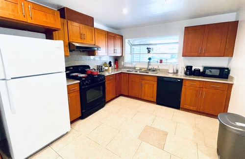 South Sundale House | Pet-Friendly 3BR Home in Fremont with Kitchen & AC