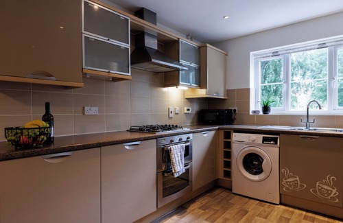 Aylesbury House | Cozy 4-Bedroom Home with Park View - Pet Friendly Stay