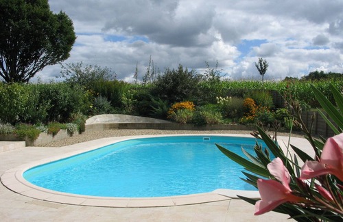 Adriers Cottage | Relaxing Cottage with Heated Pool and Scenic Ponds