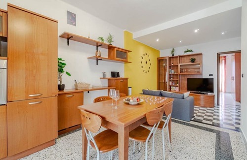 Vanchiglietta Apartment | Comfortable 60 sqm apartment, perfect for a stay of 2 people, located on the third floor of a building without a lift.The property is located in the Vanchiglietta district, in an area full of services and well connected to the center of Turin and its mai