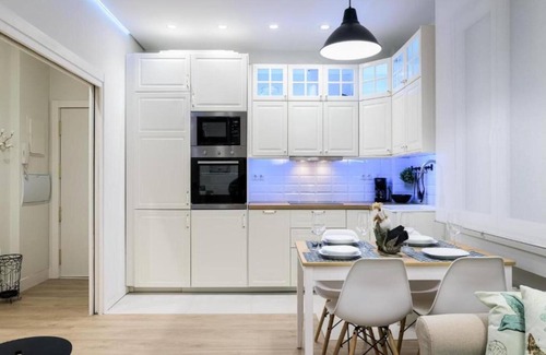 Bilbao City Centre Apartment | Cozy Retreat with Spa & Hot Tub in Central Bilbao