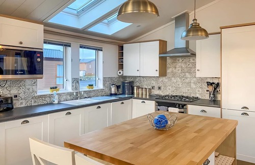 Newton Stewart Ski Chalet | Cozy Lodge with Ensuite & Hot Tub, Perfect for Families