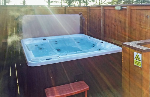 Newton Stewart Ski Chalet | Cozy Lodge with Ensuite & Hot Tub, Perfect for Families