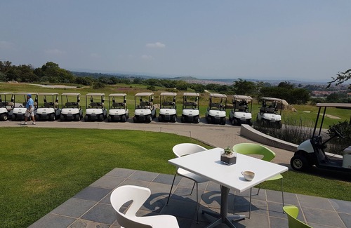 Greater Johannesburg Metropolitan Area Apartment | Top-Rated Apartment with Pool in Golf Course Estate