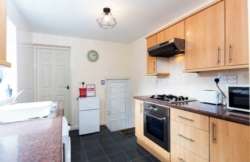 Newcastle-upon-Tyne Apartment | Relaxing Home with Breakfast & Free Parking for Families