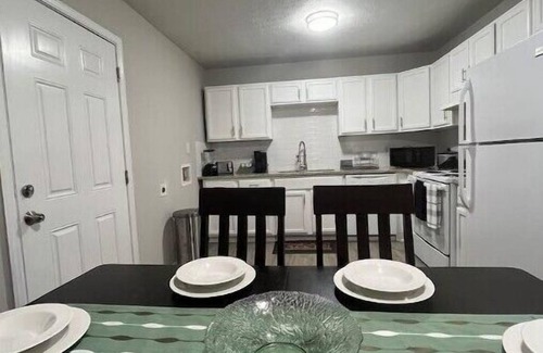 Athens House | Relaxing Retreat with King & Queen Beds and Family Amenities