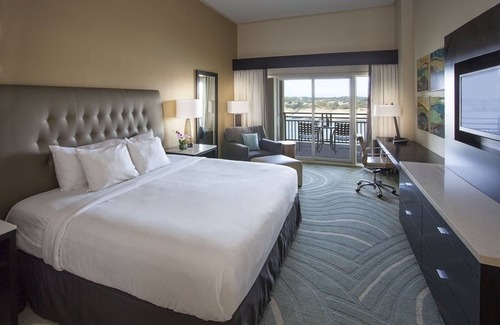 Lakeway Hotel | Relaxing Stay with Outdoor Pool and Pet-Friendly Perks