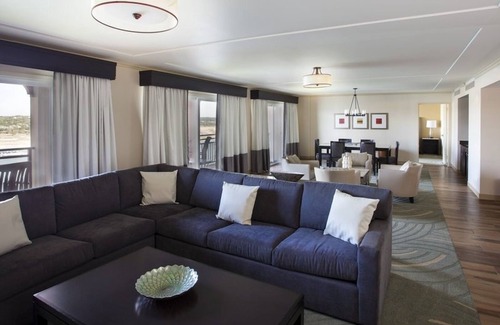 Lakeway Hotel | Relaxing Stay with Outdoor Pool and Pet-Friendly Perks