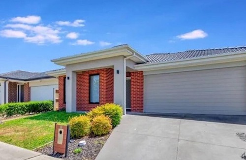Beveridge House | Comfortable and tranquil space for holiday stay-over. Private Room with Ensuite!