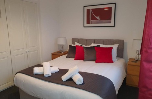 Cribbs Causeway Apartment | Highly Rated Beatrix House: Family-Friendly Comfort Awaits