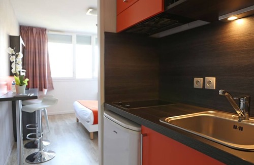 Chevilly-Larue Hotel | Cozy Apartment with Breakfast and Metro Access for Families