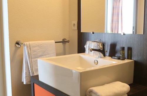 Chevilly-Larue Hotel | Cozy Apartment with Breakfast and Metro Access for Families