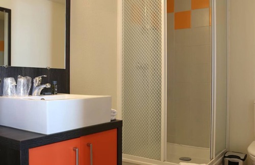 Chevilly-Larue Hotel | Cozy Apartment with Breakfast and Metro Access for Families