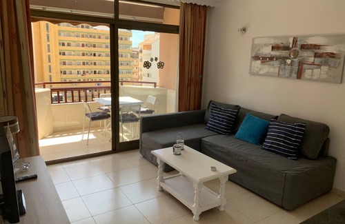 Fuengirola City Centre Apartment | Cozy Apartment Steps from the Beach with Ocean View
