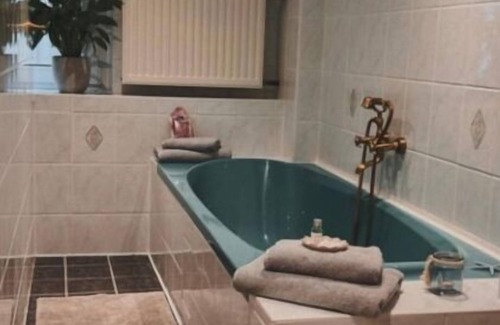 Oderberg Apartment | Comfortable apartment near the water with its own bar.