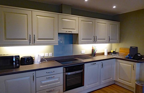 Barmouth Apartment | Inviting Apartment with Ocean Views and Shared Terrace