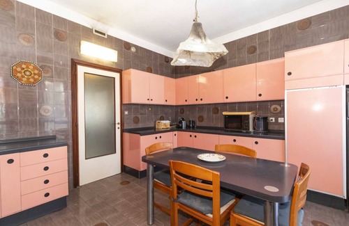 Parella Apartment | Explore MM Massawa Vintage Apartment with Family-Friendly Amenities
