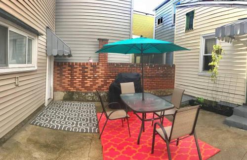 Bloomfield Apartment | Cozy Apartment in Pittsburgh's Little Italy - Pet Friendly