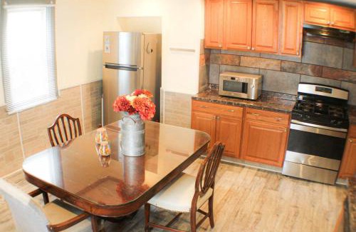 Bloomfield Apartment | Cozy Apartment in Pittsburgh's Little Italy - Pet Friendly