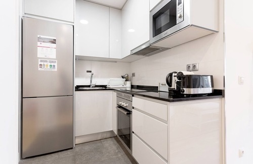 Jeronimos Apartment | Bright Apartment Near Museo del Prado with Delightful Amenities