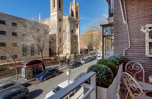 Jeronimos Apartment | Bright Apartment Near Museo del Prado with Delightful Amenities