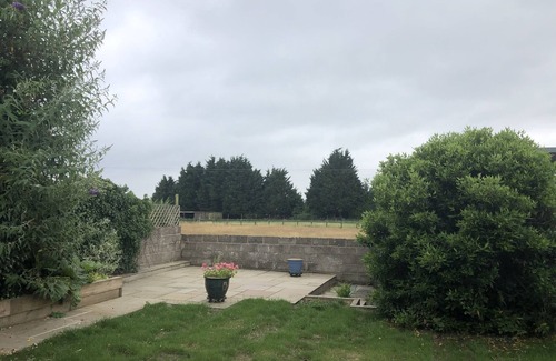 Coleford House | Stylish Retro Bungalow with Kitchen and Pet-Friendly Access