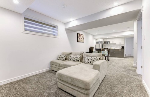 Southwest Edmonton House | Comfortable Basement Suite in SW Edmonton
