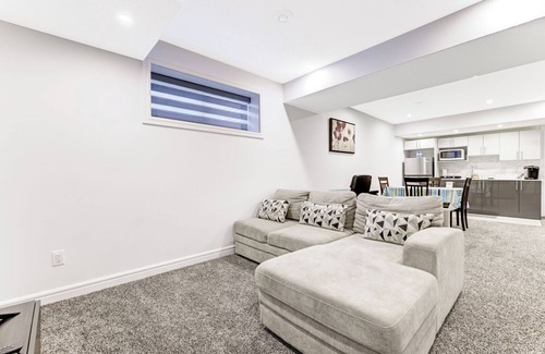 Southwest Edmonton House | Comfortable Basement Suite in SW Edmonton