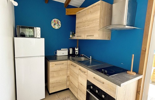 Trois-Rivieres House | Cozy Bungalow Retreat with Jacuzzi and Spa Amenities