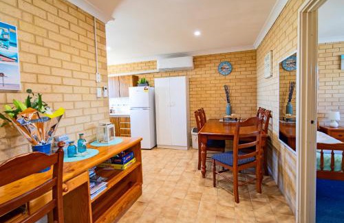 Geraldton Apartment | Cozy Oceanfront Retreat with Child-Friendly Amenities