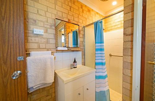 Geraldton Apartment | Cozy Oceanfront Retreat with Child-Friendly Amenities