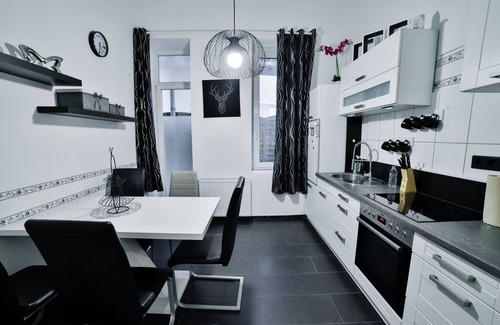 Goethestraße Apartment | Comfortable city apartment in a historic residential building