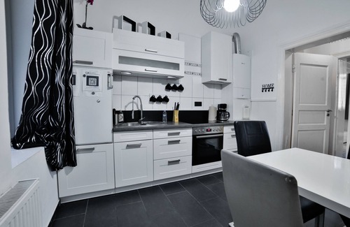 Goethestraße Apartment | Comfortable city apartment in a historic residential building