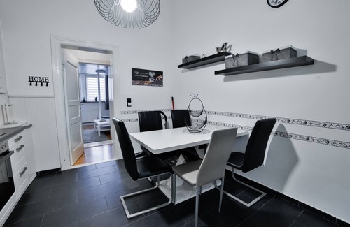 Goethestraße Apartment | Comfortable city apartment in a historic residential building
