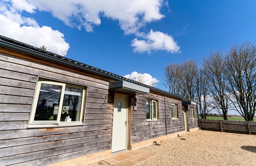 Ely Cottage | Cozy Dog-Friendly Cottage Near Historic Ely with Pool