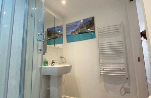 Cherry Hinton House | Inviting Double Ensuite Room 'Karibu' with Kitchen Access