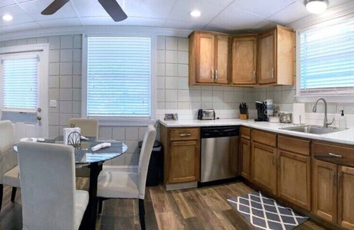 Statesboro House | Inviting Cottage on the Blue Mile - Near GSU & Family-Friendly
