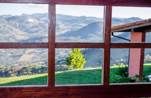 Goncalves House | Inviting Country House Retreat in the Mountains