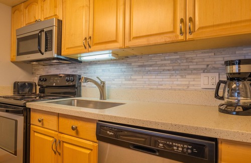 Copper Mountain Village Condo | Cozy Condo Steps from American Eagle Lift with Hot Tub
